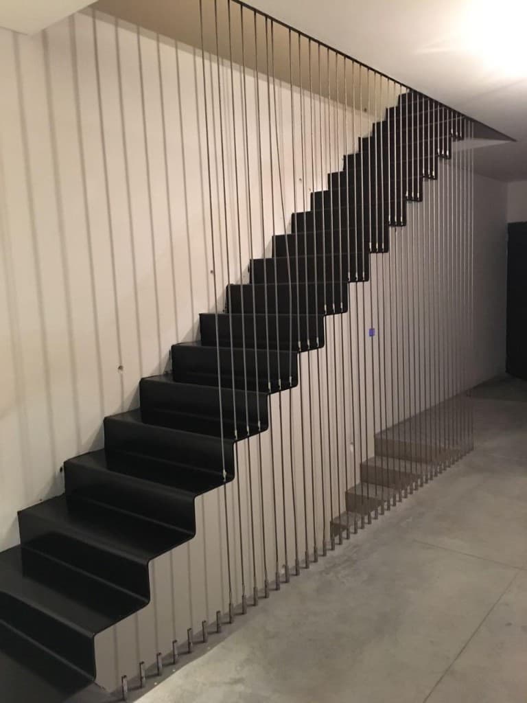 מדרגות שחורות עם מעקה חוטים